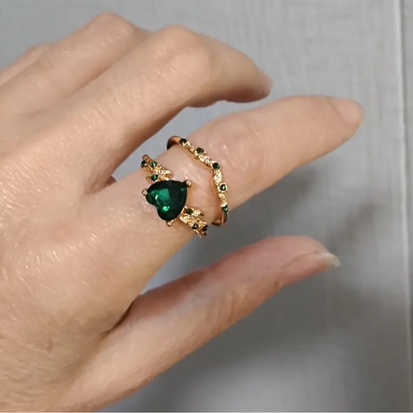 Gold Colored 2pcs Ring with Green Heart-Shaped Synthetic Zirconia- NIP - Picture 7 of 7